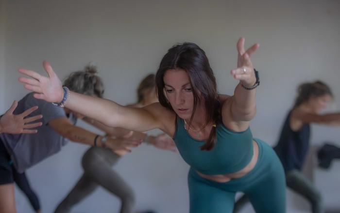Classe di gruppo a corpo libero in studio