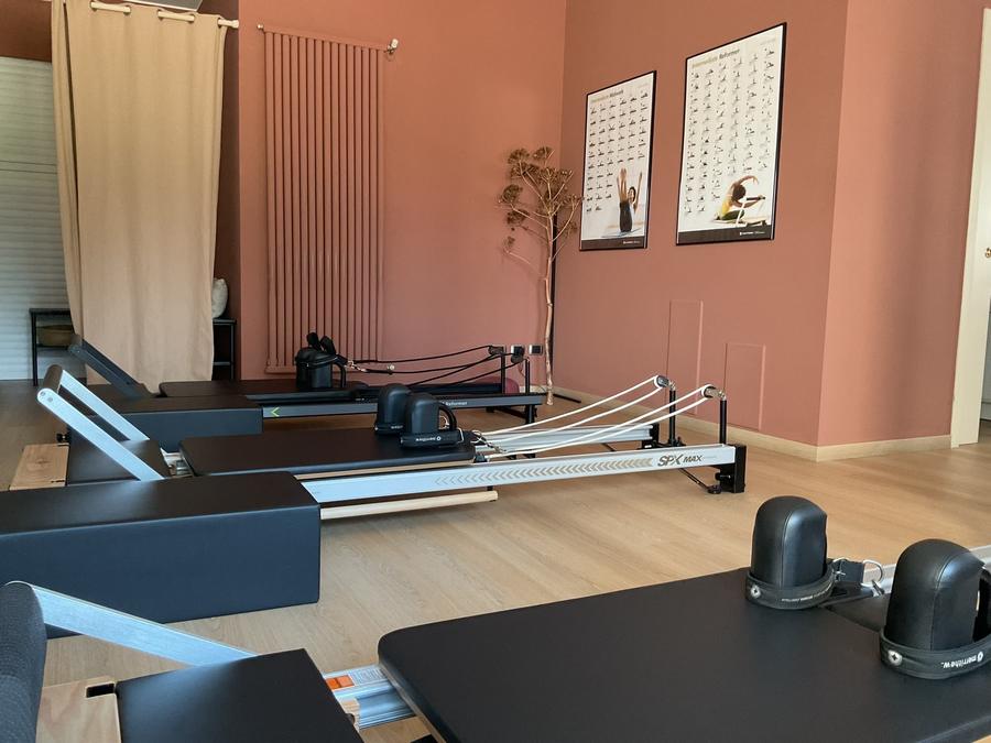 Interno dello studio HASU con i Reformer allineati